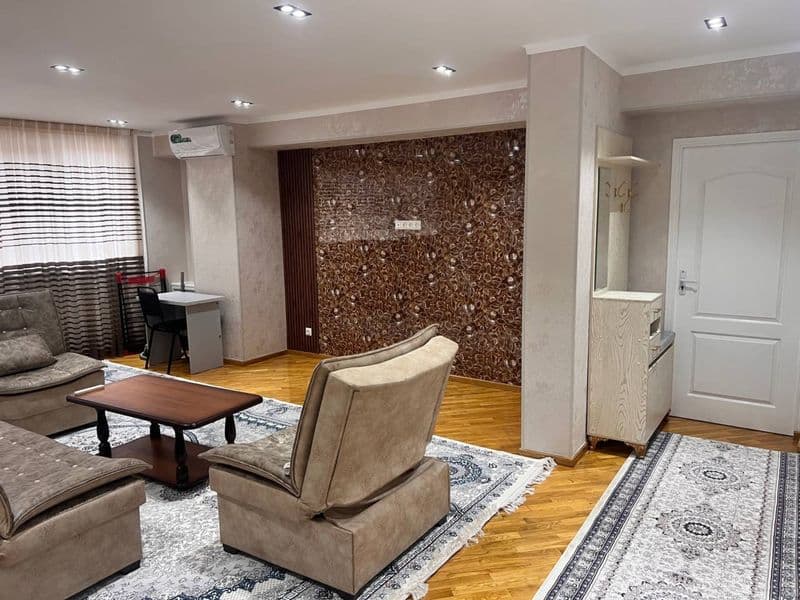 Отличное расположение дома - всё рядом - много магазинов, Це