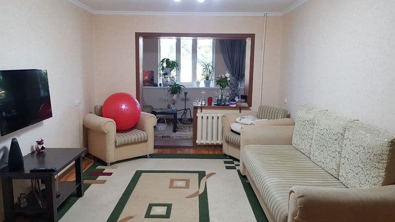 2- х комнатная.  Буз-2.  Кафе " Тараканчик ". Балкон 2х6 <br