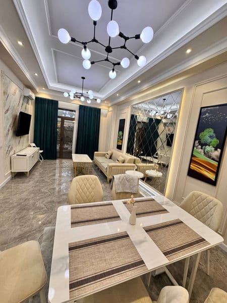 Отличное расположение дома - всё рядом - много магазинов, Це — фото 5