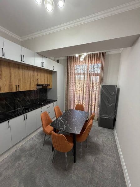 Отличное расположение дома - всё рядом - много магазинов, Це