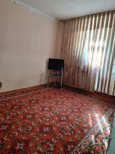 Kvartira qizlar uchun oqiydigan ishlaydigan qizlar olamiz