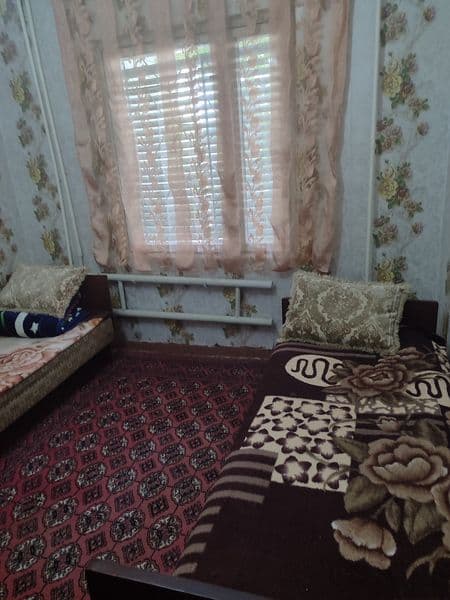 Квартира из четырех комнат, одну занимает хозяйка . Три сдаю