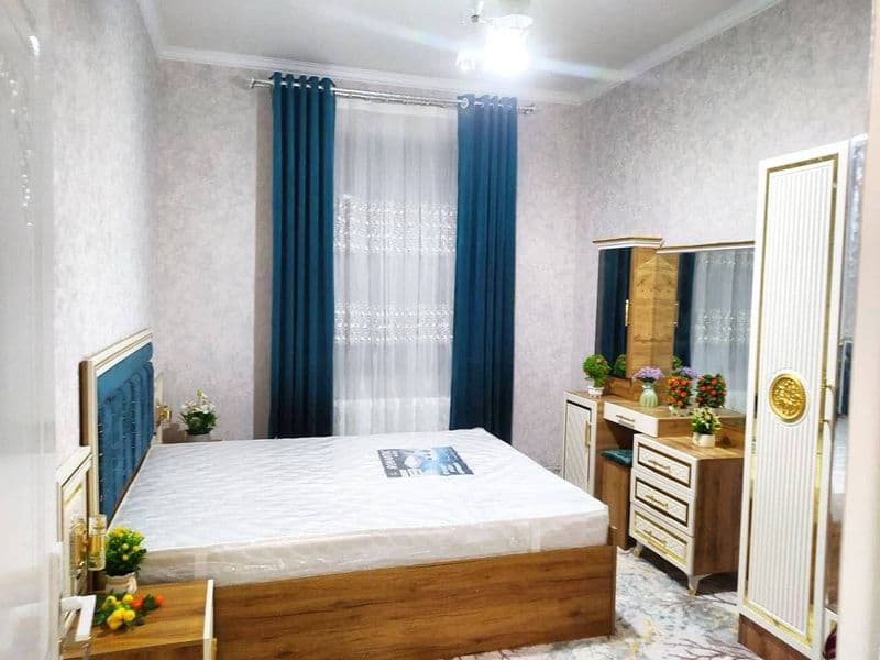 Чиланзарский район, рядом со станцией метро «Чиланзар». 2-ко