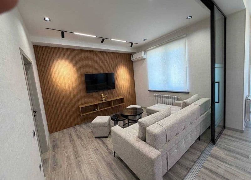 Квартира полностью обставлена мебелью и техникой звоните ест