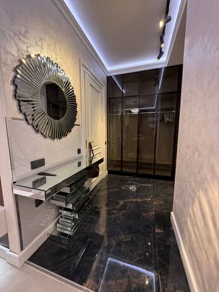 Отличное расположение дома - всё рядом - много магазинов, Це