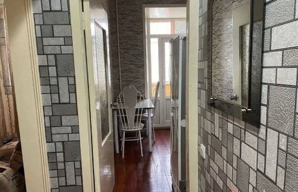 Yakkasaroy tumani Askiya bozor yonida 4 etajkani 2 chi etaji