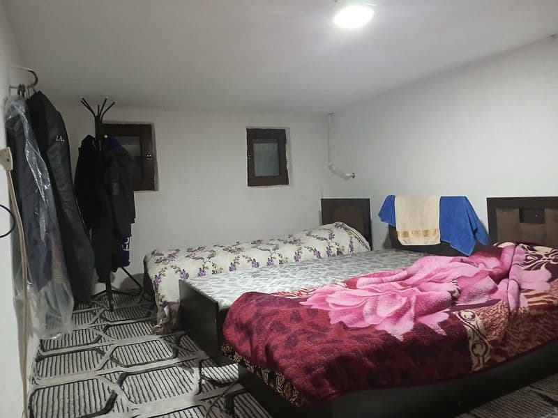 Jami 3 kishi turamiz ikkita  odam kerak 200000 3 kishiga 670