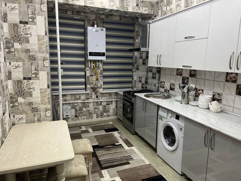 Отличное расположение дома - всё рядом - много магазинов, Це — фото 2