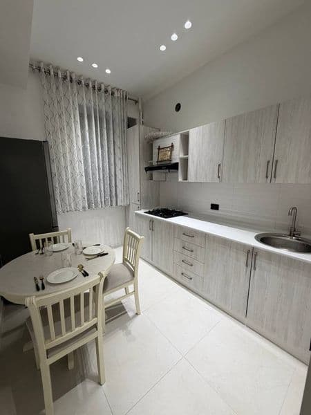 Отличное расположение дома - всё рядом - много магазинов, Це — фото 4