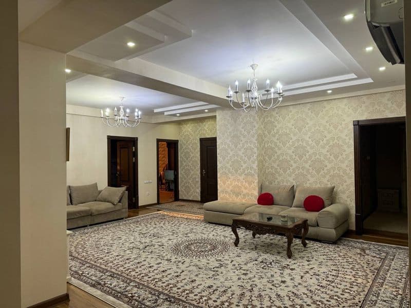 Сдается большая в аренду квартира с 3 спальнями.