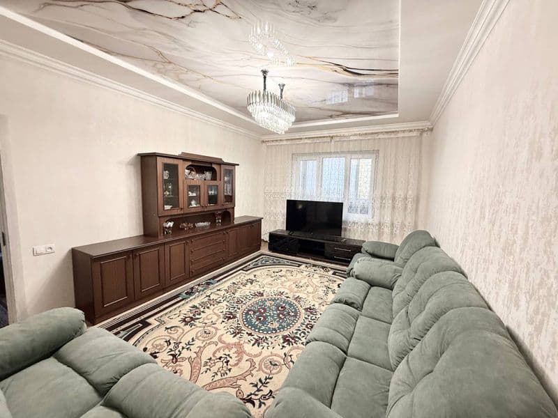 Отличное расположение дома - всё рядом - много магазинов, Це