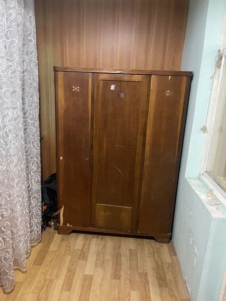 Qora qamiah 1/3 <br />
1 xona 4 etaj<br />
Srocna qoyiladi <