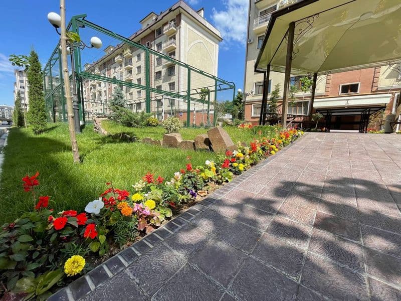 Сдается очень большая просторная 4 комнатная 135 квм 3 сан у