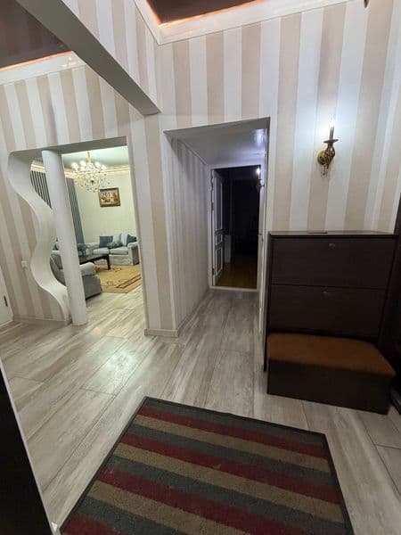 На 1 этаже 9 этажке. Отличная локация улица Мирзакалона Исмо