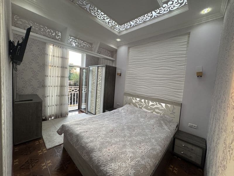 Есть зеленая зона с охраняемой двором и парковкой. Авторский