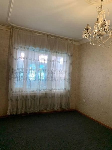 Kvartiraga oqiydigan va ishlidigan qizlani olamiz. Uyimizni 