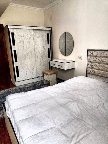 Мирабадский район, рядом со станцией метро «Ойбек». 2-комнат