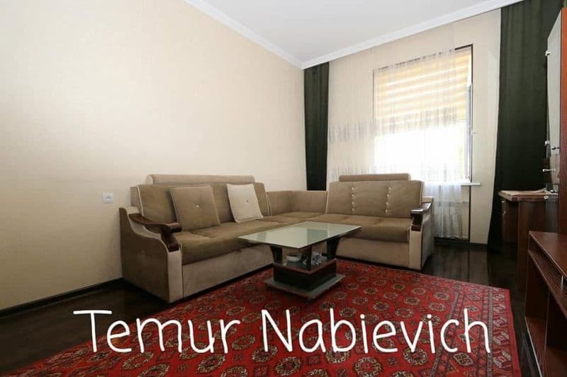 Квартира укомплектована мебелью и техникой.<br />
Комиссия а