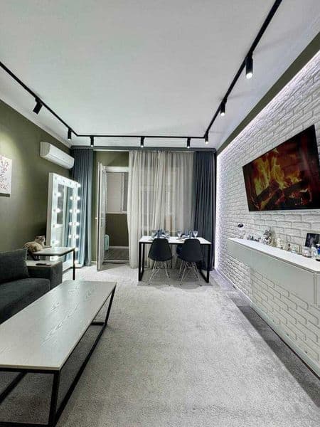 Яккасарой <br />
<br />
Миллий бог метрони олдида янги 12 эт — фото 2