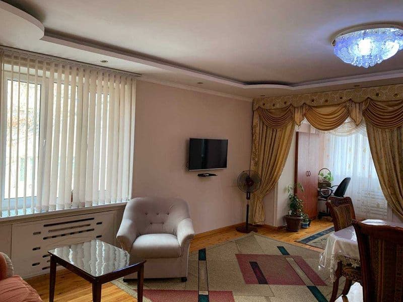 Я собственник. Сдаю на Ц-1 своё  4 ком квартиру переделанную