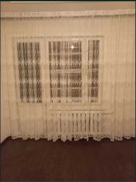 Rasm oldingi xonada kravat, shkaf barcha narsani bor<br />
4