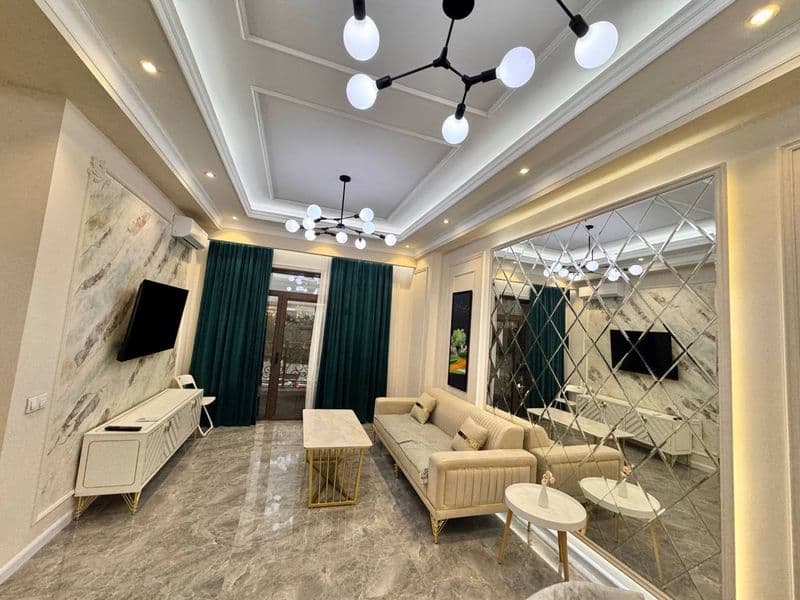 Отличное расположение дома - всё рядом - много магазинов, Це — фото 3