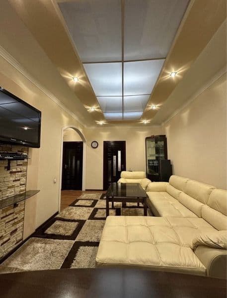 Bodomzor metrodan piyoda 2daqiqalik yo’l.<br />
<br />
Uy ra