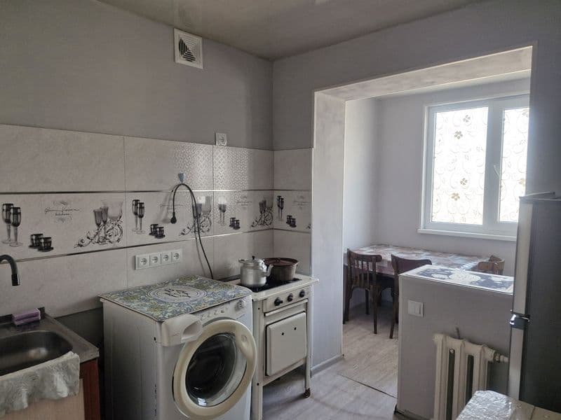 Сдаю в аренду двух комнатная переделанная в трёх 5 этаж 5 эт