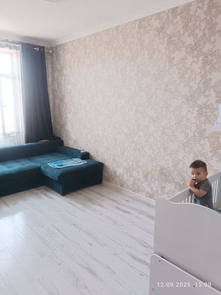 Xamma narsa bilan toldirilgan uy. Faqat kiyim bilan kirasiz<