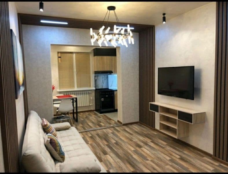 Сдается 2х переделанная в 3х комнатную, квартира на Ойбеке.<