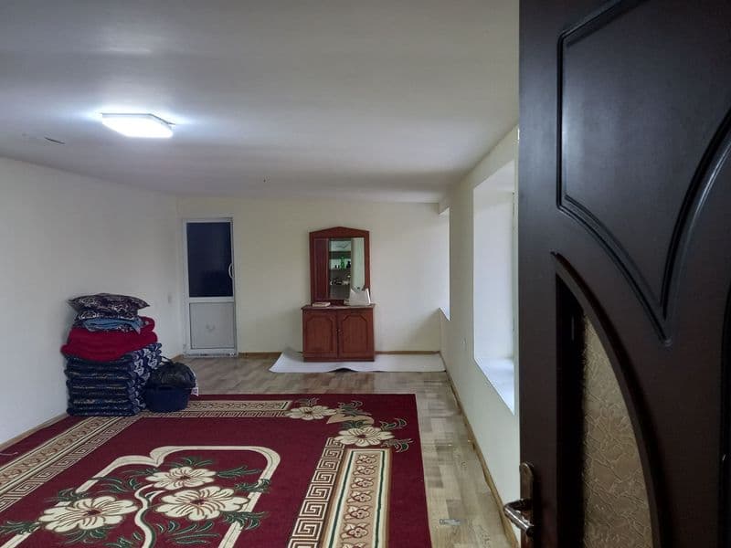 Foot citydan 2 km masofada joylashgan. Gaz, svet, issiq, sov