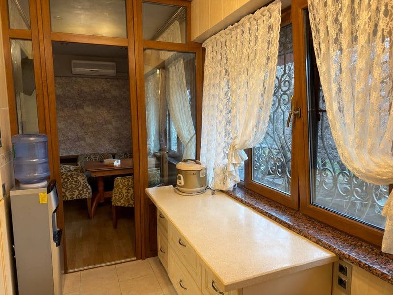 Квартира находиться на ЦУМе. <br />
100 кВ метров. Метро и с