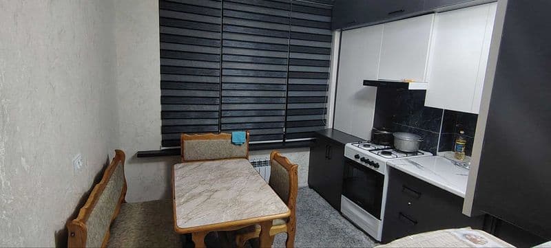 3 xonali uyning 2 ta xonasiga ishlaydigan yoki o'qiydigan oz