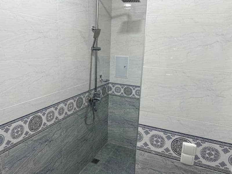 Отличное расположение дома - всё рядом - много магазинов, Це — фото 5