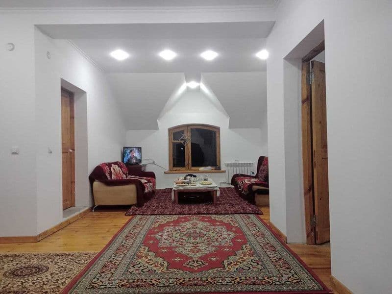 3 комнаты плюс зал в аренду с новым ремонтом <br />
отдельны