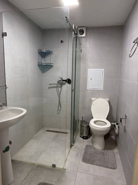 Отличное расположение дома - всё рядом - много магазинов, Це — фото 5