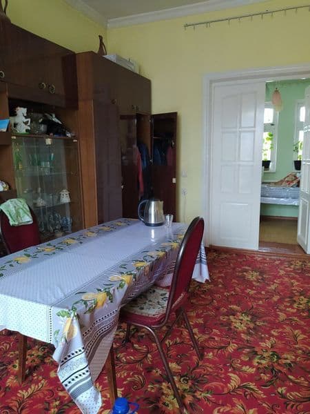 Oʻqiydigan va ishlaydigan bollarga kvartira.  <br />
Doʻstli