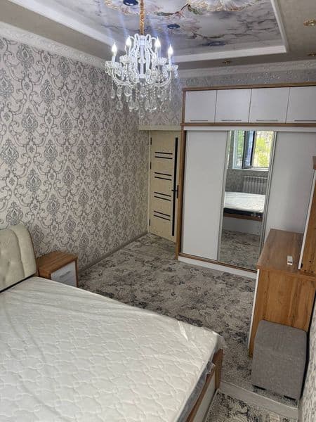 Olmazor tumani<br />
Beruniy metro bekati<br />
Метро ёнида,