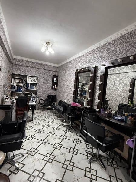 Салон с клиентами, работает уже 5 лет.  Работает 3 мастера < — фото 2