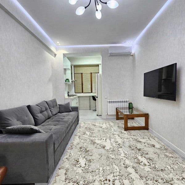 Сдается на Ойбеке в новостройке 2х комнатная квартира<br />
