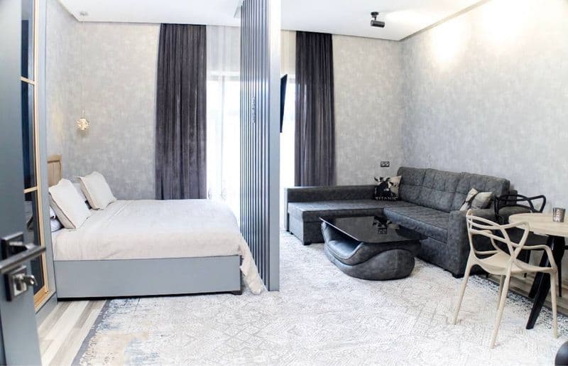 Отличное расположение дома - всё рядом - много магазинов, Це