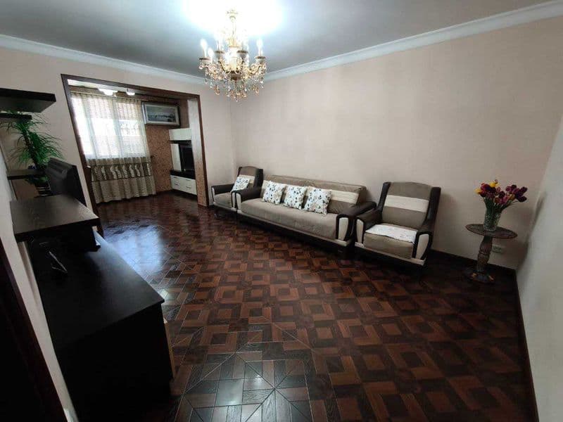 Сдаётся квартира на Ойбеке. <br />
Комнат 4<br />
Этаж 4<br 