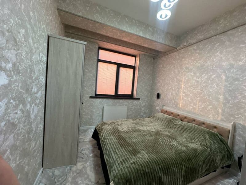 Yashnobod Olmosda uy toza yangi holatda. Yulli yuzi metro ya