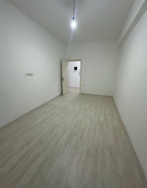 Arenda Qorasaroy Golden hous<br />
1 xona pustoy kuxnya bor 