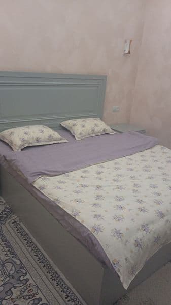 Chorsuda 1 xonali uy ijaraga beriladi.Hamma sharoitga ega qu