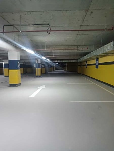 Удобные места в подземном паркинге. Удобный заезд и выезд. В — фото 5