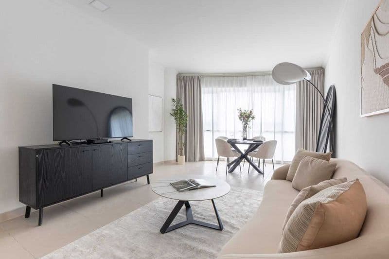 2 комнатную квартиру на 8 этаже,<br />
В квартире есть все н