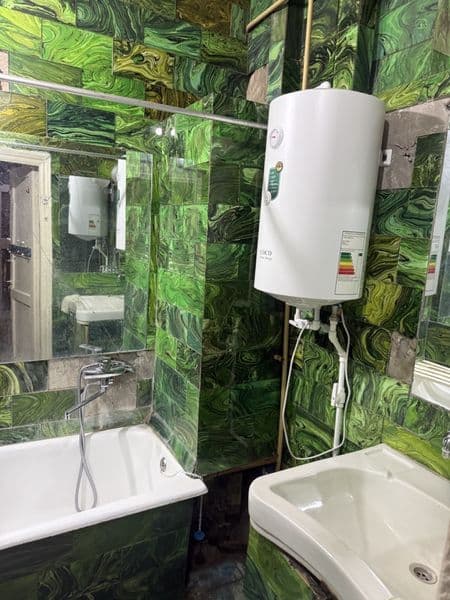 Сдаётся  двух комнатная квартира в 2 этажном доме возле кафе — фото 2