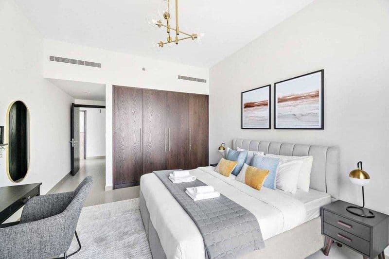 2 комнатную квартиру на 11 этаже,<br />
В квартире есть все 