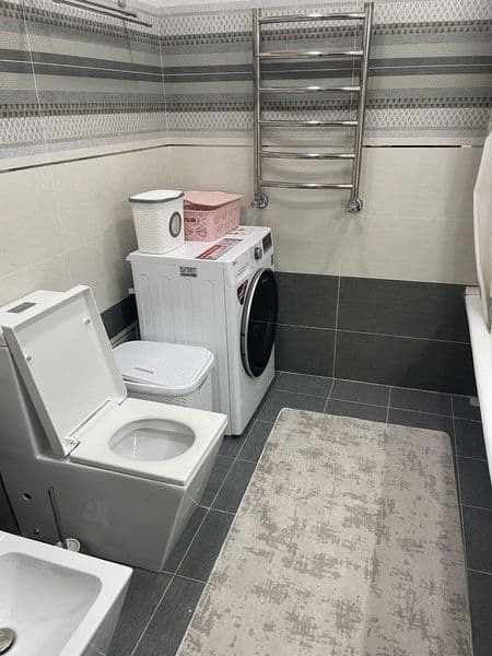 При выходе из метро Айбека. Дом находится вдоль центр.улицы. — фото 3